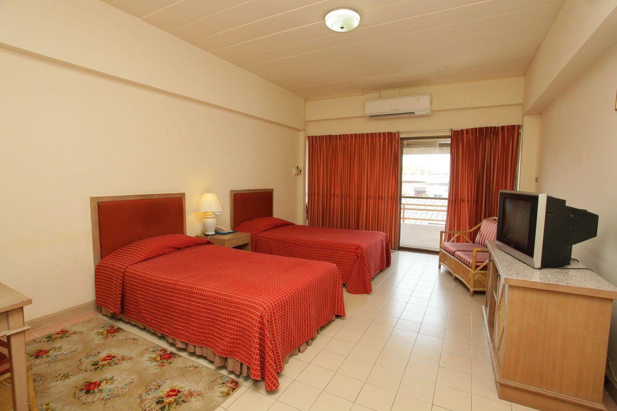 Pin Hotel Лампанг Екстер'єр фото